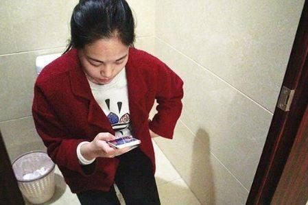 女人上厕所拉屎视频