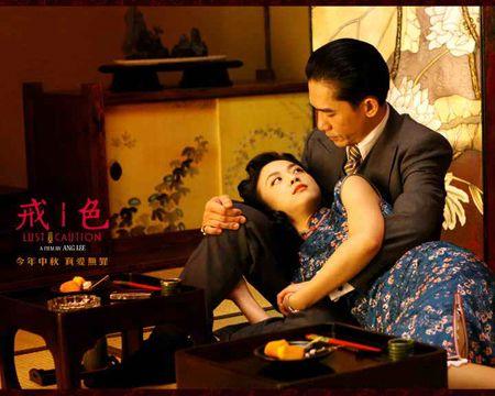 激烈亲吻床戏,激情床戏背后的情感纠葛